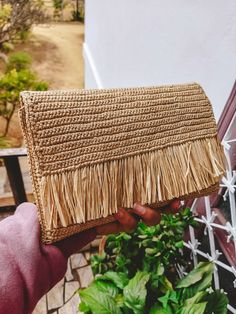 Boho chic style natural raffia clutch with fringe, wedding clutch. The ideal accessory for summer, can be worn during the day or in the evening. Both in town and at the beach. Dimensions: 25 x 16 cm Color Natural With a closure and interior lining Manufacturing: Made in Madagascar Summer Clutch, Handbag Tutorial, Fringe Handbags, Straw Clutch, Wedding Clutch, Boho Chic Fashion, Clutch Handbag, Evening Bags, Purses And Handbags