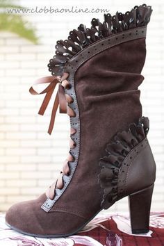 steampunk. Leather piercing trimmed ankle boots - Secret Shop | CLOBBAONLINE. Moda Steampunk, Steampunk Shoes, Mode Steampunk, Block High Heels, Victorian Boots, Mode Shoes, Bota Country, Steampunk Women, Cosplay Boots