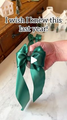 someone is holding a green bow with the words i wish i knew this last year