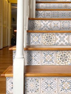 the stairs are decorated with blue and white tiles