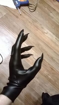 دورة حياة النبات, Project Cosplay, Long Black Nails, Claw Gloves, Catwoman Cosplay, Cosplay Tutorial, Cosplay Diy, Cosplay Tips