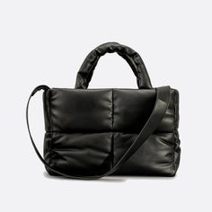 cabas matelassé rectangulaire noir Winter Purses, Tas Bahu, Round Bag, Tote Pattern, Bag Trends, Casual Tote, Types Of Bag, Nylon Bag, Large Tote