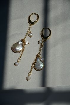 Item Overview ‧͙･༓☾ * Handmade item * Ships worldwide from Alexandria, Virginia Item Details ‧͙･༓☾ Ethereal oval hoop Pearl drop earrings. Beautiful combination of baroque pearls and freshwater pearls to create this gorgeous drop earring. Very trendy and unique and is a great staple to have in your collection. Lightweight design suited for everyday. * Brass, 14k Gold Plated, Baroque Pearl, Freshwater Pearl * 8.25 cm * Moon Made ⟡ Thank you very much for stopping by. Come back soon! ͙･༓☾ mackpear Classic Teardrop Baroque Pearl Earrings, Teardrop Pearl Charm Earrings In 14k Gold, Yellow Gold Pearl Drop Dangle Chandelier Earrings, Single Dangle Pearl Earring In 14k Gold Filled, Gold Plated Dangle Earrings With Pearl Chain, Teardrop Baroque Pearl Chain Earrings, Baroque Pearl Drop Teardrop Earrings, Teardrop Baroque Pearl Drop Earrings, Dangle Earrings With Baroque Pearl Chain