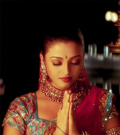 Aishwarya Rai film Hum Dil de chuke Sanam 90s Aesthetic Gif, Aishwarya Rai 90s Aesthetic, Aishwarya Rai 90s, Bridal Hair Buns, Bridal Makeup Looks