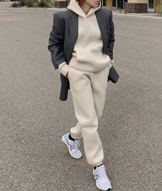 Pullover Outfit, Joggers Outfit, Looks Street Style, Looks Black, Outfit Style, 가을 패션, Komplette Outfits, Mode Inspiration, Black Blazer