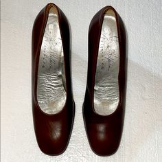 Bnwt Vintage Brown Leather W Black Heel Black Heel, Brown Heels, Vintage Brown, Black Heels, Shoes Women Heels, Black And Brown, Brown Leather, Shoes Heels, Size 6