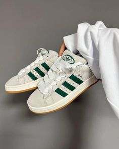 Adidas Campus Shoes, Pretty Sneakers, Look Adidas, Trendy Shoes Sneakers, Green Adidas, Preppy Shoes, Pretty Shoes Sneakers, Shoes Outfit Fashion, Adidas Shoes Women