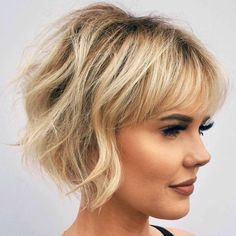 Wavy bob corto frangia Κούρεμα Bob, Fine Curly Hair, Short Hairstyles Fine, Short Blonde, Short Blonde Hair, Haircuts With Bangs, Medium Hair Cuts, Trendy Short Hair Styles, Short Bob Hairstyles