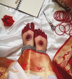 Indian Bridal Aesthetic Photography, Aesthetic Alta Design, Bangali Traditional Look, Bengali Alta Leg, Alta Design Bengali Hands, Bengali Wedding Aesthetic, Bengali Girl Aesthetic, Gorintaku Designs Traditional, Bengali Traditional Look