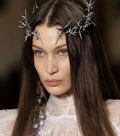 Crown Princess Prince Castle Dress, Head Accessories Fashion, Cool Jewelry Aesthetic, Head Jewelry Headpieces, Crown Reference, Wire Headpiece, Woman With Crown, Silver Hair Jewelry, Aesthetic Crown