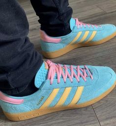 Adidas Classic Shoes, Adidas Casual, Sneaker Shop, Pretty Shoes Sneakers, Hype Shoes, Retro Sneakers