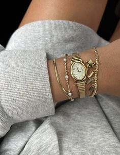 Gold Girl, Jewelry Accessories Ideas, Dope Jewelry, Gold Bracelets, Classy Jewelry, Jewelry Essentials, Stacked Jewelry, Jewelry Lookbook, 가을 패션