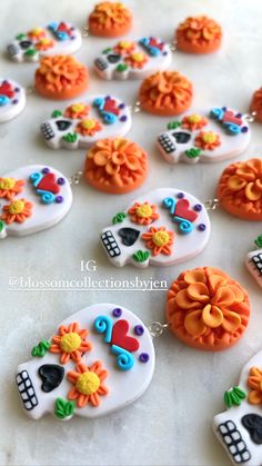 BlossomCollectionsByJen 
Handmade lightweight polymer clay earrings. Polymer Clay Skull Tutorial, Mexican Polymer Clay, Mexican Clay Earrings, Sugar Skull Diy, Diy Day Of The Dead, Halloween Jewelry Diy, Halloween Pasta, Diy Skulls