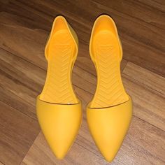 Women’s Native Audrey Yellow Shoes Brand New Size Us 5 Or Eur 34.5 Casual Yellow Heels With Pointed Toe, Casual Yellow Pointed Toe Heels, Yellow Low Heel Casual Heels, Casual Yellow Low Heel Shoes, Casual Yellow Low Heel Heels, Yellow Flats With Removable Insole, Mickey Mouse Shoes, Pointy Shoes, Glitter Flats