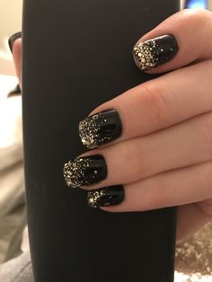 Black polish with gold tips that trickle down the nail. One of my faves! Black And Champagne Nails, Black And Gold Nails Short, Gold Tip Nails, Grad Nails, Gold Glitter Nail Polish, Nye Nails, Black Nails With Glitter, New Years Nail Designs