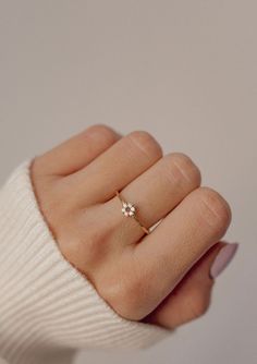 Minimal Rings Minimalist Jewelry, Simple Ring Design, Tiny Diamond Ring, Hand Jewelry Rings, Pretty Jewelry Necklaces, Zierlicher Ring, Gold Rings Fashion