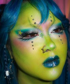 Alien superstars just landed 👽🛸🌟💚 collab with the lovely @babenexttdoor 🫶🏼 . @mehronmakeup paradise AQ pro paint palette + mixing liquid (makes it more transfer proof!) @glisten_cosmetics white spectra base + twilight chroma gloss @kaleidosmakeup limelight epiphany glow liner + agave cloud lab lip clay + black jasmine palette @blendbunnycosmetics blends palette + @donidarkowitz palette @likely.makeup switchblade lashes @getstonned stud pack @onesize gworly pop blush trio @starface . . #... Alien Makeup Looks Halloween, Alien Green Makeup, Green Alien Makeup Pretty, Venus Flytrap Makeup, Colorful Drag Makeup, Alien Makeup Green, White Base Makeup Ideas, Alien Core Makeup, Alien Makeup Looks Pretty