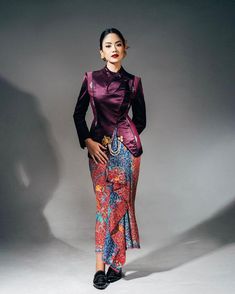 Rania maheswari yamin menggunakan kebaya janggan modifikasi. Pakaian tradisional Indonesia. Indonesia traditional costume. Pic from instagram: _prologdesign #culture #budaya #busana #batik #clothes #clothing #attire #outfit #asia #jawa Simple Elegant Dresses, Fashion Batik, Indonesia Traditional, Nikah Outfit, Batik Clothing