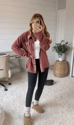 30 Year Old Fashion, Winter Outfits Office, 30 Year Old Fashion Women, Lounge Fits, Casual Holiday Outfits, Leggings Outfit Casual, Outfits Female, Christmas Farmhouse, 2025 Fashion