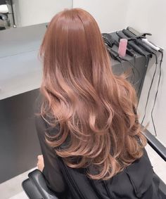 Rose milk tea hair is a gorgeous hair colour that's trending Cool Light Red Hair, Rose Milk Tea Hair Color, Milk Tea Pink Hair, Pink Milk Tea Hair, Rose Milk Tea Hair, Hair Colour Korean, Milktea Hair Color, Korean Hair Colour