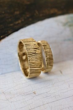 Wood textured ring, 7 mm wedding band for man | Eden Garden Jewelry™ Unique Wedding Band Sets, Nature Wedding Band, Textured Wedding Band, Wedding Rings Set, Saw Wood, Wood Bark, Unusual Wedding, Unusual Weddings, Rustic Rings