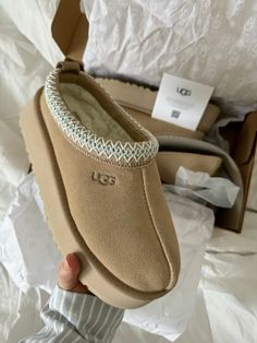 Ugg tazz Swaggy Shoes, Tazz Ugg, Winter Inspo Outfits, Winter Board, Model Streetwear, Ugg Tazz, Ootd Women, Ugg Tasman, Winter Inspo