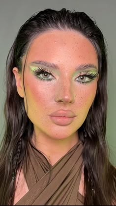 Sick Makeup, Crazy Eyeshadow, Makeup Freckles, Exotic Makeup, Stylish Makeup, Green Makeup, Fashionista Style, Glamour Makeup, Beauty Dress