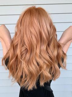 Jahodová Blond, Beach Waves Hairstyles, Copper Blonde Hair, Red Blonde Hair, Strawberry Blonde Hair Color, Peach Hair, Beach Wave Hair, Gold Beach, Ginger Hair Color