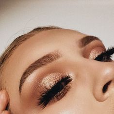 ✧follow @julianadawdyyy for more like this✧ Sparkle Eye Makeup, Holiday Eye Makeup, Make Up Diy, Make Up Gold, Makeup Gold, Christmas Eye Makeup, Formal Makeup, Smink Inspiration, Pinterest Makeup