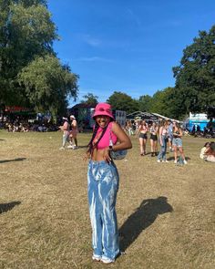 Festival Fashion Guide 2023 Music Festival Outfit Ideas Black Women, Festival Baddie Outfit, Festival Outfits Fall Outdoor, Cute Festival Outfits Black Women, Cute Festival Outfits Casual, Street Wear Festival Outfit, Art Festival Outfit Casual, Vegandale Festival Outfit, Festival Season Outfits