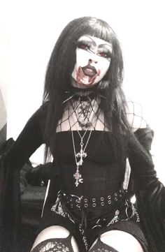 Halloween Outfits Goth, Aesthetic Goth Outfit, Goth Characters, Goth Makeup Looks, Dark Gothic Fashion, Trad Goth Makeup