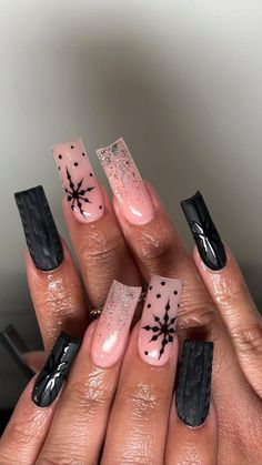 Black Holiday Nails Christmas, Red And Black Christmas Nails, Black And Red Christmas Nails, Black Holiday Nails, Dark Christmas Nails, Black And White Christmas Nails, Black Christmas Nail Designs, Christmas Nails Black, Black Winter Nails