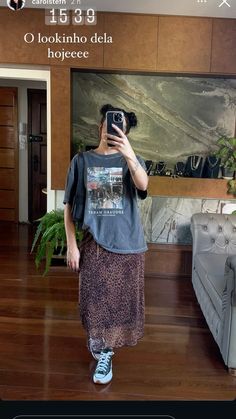 Band Tshirt Outfit Aesthetic, Tee Over Dress, Oversize Shirt Outfits Women Casual, Styling Graphic Tees Outfits, Graphic Tshirt Outfit, Eclectic Fashion Style, Oversized Shirt Outfit, Looks Jeans, Estilo Swag