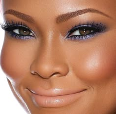 Pretty Makeup Looks For Black Women, Celebrity Makeup Tutorials, Makeup Sets, Birthday Makeup, Black Women Makeup, Stunning Makeup, Black Makeup, Blue Eyeshadow, Dark Skin Makeup