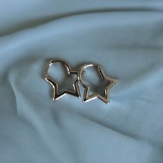 ### Star-shaped Earrings - VIP Collection 💎 These elegant and unique star-shaped earrings are designed to add a modern touch to your style. Featuring a shiny metallic surface, these earrings offer a simple yet impressive look. Suitable for both daily wear and special occasions, these earrings are an ideal accessory for women of all ages and styles. Made from high-quality materials, they are durable for long-term use. These chic earrings can be a wonderful gift option for yourself or your loved Trendy Silver Earrings With Star Charm, Trendy Silver Star Charm Earrings, Trendy Silver Star Earrings, Trendy Star-shaped Earrings As A Gift, Trendy Star-shaped Earrings For Gifts, Pierced Star-shaped Metal Earrings, Silver Star-shaped Earrings As Gift, Adjustable Star-shaped Metal Earrings, Black Star-shaped Metal Earrings