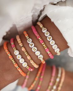 Bracelet coloré et élastiqué en perles heishi et plaqué or Idéal pour créer une accumulation de bracelets Si vous souhaitez une taille particulière, n'hésitez pas à nous contacter : hello@leosedim.com La taille standard pour un bracelet femme est 16 cm. Smiley Bracelet, Diy Gifts To Sell, Engagement Mehndi Designs, Bead Charms Diy, Beaded Jewels