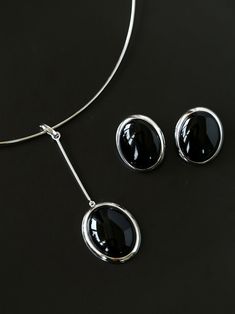 Indulge in our Oval Stud Earrings - the perfect balance of White Mother-of-Pearl, Black Onyx, and Wood-grain Marble. Crafted with exquisite materials and a stunning oval design, these earrings are a versatile and elegant addition to your collection. Metal: Recycled Sterling Silver Gemstone: Black Onyx/Mother of pearls/ Wood Grain Stone Earring Length: 20mm Single weight: 9.5g Stud Design, Oval Stud Earrings, Chanel Earrings, Black Agate, Earrings White, Unique Gemstones, 925 Silver Jewelry, Swarovski Pearls, Keep Jewelry