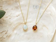 Discover our beautiful oval gemstone pendants made of 585 yellow gold - 14 carat. The perfect accessory to enhance any outfit or give it a personal touch. Whether as a gift for a loved one or as a special piece of jewelry for yourself. The pendant is available in oval shape in four different sizes: 5mmx3mm 6mm x 4mm 7mmx5mm 9mmx7mm We only use natural and genuine gemstones. Choose a stone that has a personal meaning for you (e.g. your birthstone) or that you simply like best. Choose from ruby, s Minimalist Gold Jewelry, Gold Birthstone Necklace, Gold Minimalist Jewelry, Pendant Minimalist, Birthstone Necklace, Gold Set, Opal Gemstone, Pink Tourmaline, Real Gold