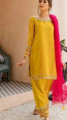 Yellow Suit With Pink Dupatta, Simple Mehndi Dresses, Haldi Dress Ideas, Mayon Dresses, Haldi Dress, Mehndi Outfits, Haldi Outfits, Mehndi Dresses, Haldi Outfit