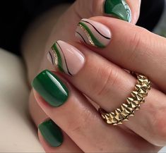 Emerald Green Nail Designs Simple, Green Nail Designs Square, Green Short Square Nails, Stylish Nails Green, Green Short Nail Designs, Short Green Nail Designs, Dark Green Nail Art, Green Square Nails, Nail Designs Gold