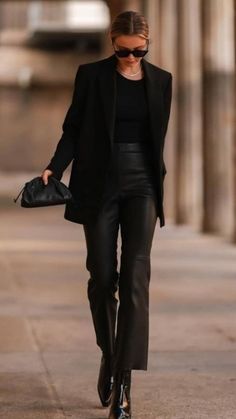 Straight Leather Pants, Leather Pants Black, Leather Pants Outfit, Black Leather Pants, Mode Casual, All Black Outfit, Silk Pants, Mode Inspo