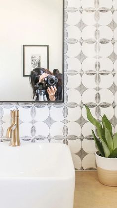 How To Build a DIY Bathroom Mirror Frame The Easy Way Boho Modern Bathroom, Powder Room Redo, Boho Chic Bathroom, Mini Bad, Powder Room Makeover, Diy Bathroom Storage, Chic Bathroom