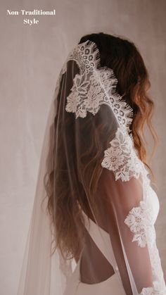 the back of a bride's veil with lace on it