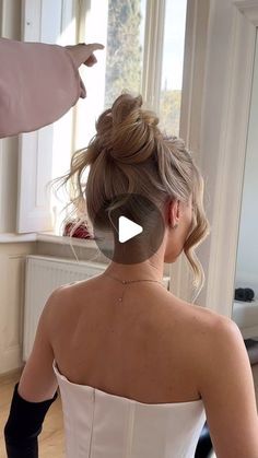 MAKE UP & HAIR / ITALY MILAN COMO TUSCANY CANNES on Instagram: "30 seconds MESSY BUN  tutorial  Hope you like it 💞  Waiting for your feedback, 💯 have to try !  ________ Готовлюсь к нашему новому онлайн wedding интенсиву !  Высокая форма , которую вы полюбите ) Вариант для длинных волос - завернуть + зажать и дальше строить форму из 2х прядей ✅  Чем больше воздуха и легкого хаоса , тем лучше ! Как вам ? Обязательно попробуйте отработать 👌🏻" Easy Voluminous Updo, Delaney Childs Bun Wedding, Messy High Bun Tutorial, Messy Bun For Wedding, Wedding Bun Tutorial, Messy Bun Hairstyles For Wedding, Low Messy Bun Tutorial, Messy Updo Tutorial