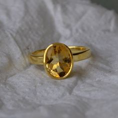 Jewelry Romantic, Stone Ring Design, Birthstone Engagement Rings, Gold Sapphire Ring, Single Stone Ring, Yellow Sapphire Rings, Minimalist Engagement Ring, Gold Rings Fashion, Gold Ring Designs