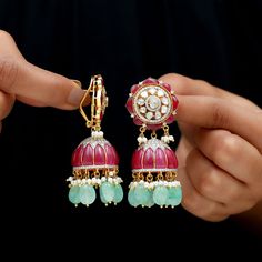 Détails du produit
        Ces boucles d'oreilles jhumka traditionnelles sont un superbe exemple de savoir-faire de style antique. Dotées d'un design de rubis et de diamants polki, ces boucles d'oreilles en rubis respirent une classe et une sophistication intemporelles. Les détails fascinants sont complétés par l'ajout de béryl créé et de gouttes de perles créées, ce qui en fait un bijou vraiment exquis. Ces boucles d'oreilles Dangle feront certainement tourner les têtes et laisseront u Elegant Ruby Chandbalis With Meenakari, Diamond Cutdana Chandbali Jhumkas, Ruby Chandbali Earrings For Reception, Ruby Chandbali Jhumkas For Wedding, Traditional Ruby Earrings For Reception, Bollywood Style Ruby Chandbali Jhumkas, Traditional Diamond Jhumkas With Latkans, Bollywood Style Ruby Jhumkas With Latkans, Ruby Chandbali Bridal Earrings With Intricate Design