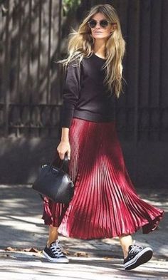 looks arrumados, tênis, moda, estilo, tendência, inspiração, fashion, style, inspiration, trend, sneakers Robe Diy, Red Pleated Skirt, Rok Outfit, Skirt Diy, Trendy Skirts, Skirt Maxi, Mode Casual, Red Skirts