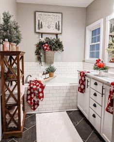 19 Easy and Effortless Ideas How to Decorate a Tub Surround Holiday Bathroom, Christmas Bathroom Decor, Shabby Chic Room, Christmas Bathroom, Shabby Chic Bathroom, Chic Bathrooms, Samos, Bathroom Countertops