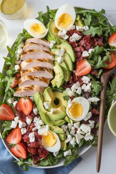 Enjoy a classic Cobb salad with a twist—herb-rubbed chicken adds a burst of flavor! 🥗🌿 This wholesome, protein-packed salad is perfect for lunch or a light dinner. #CobbSalad #HealthyRecipe