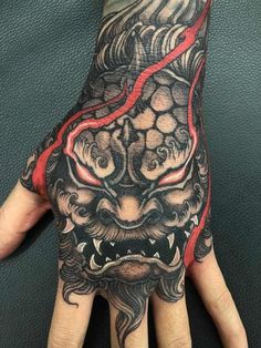 Hand Dragon Tattoo Foo Dog Hand Tattoo, Dog Hand Tattoo, Yakuza Style Tattoo, Tato Irezumi, Dragon Hand Tattoo, Foo Dog Tattoo Design, Tattoo Main, Tato Tradisional